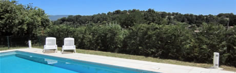 Vue sur le Luberon depuis la piscine du g&icirc;te