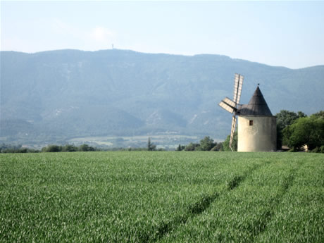 Moulin au pied du Luberon. Celui-ci est visible de la route qui relie la Tour d'Aigues &agrave; Ansouis