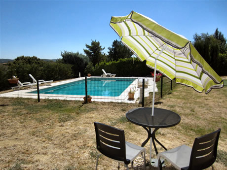 Le matin, un parasol apporte de l'ombre &agrave; ceux qui surveillent la baignade des enfants.