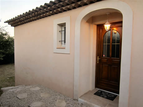 L'ext&eacute;rieur de l'entr&eacute;e du g&icirc;te est r&eacute;alis&eacute; selon une architecture proven&ccedil;ale.