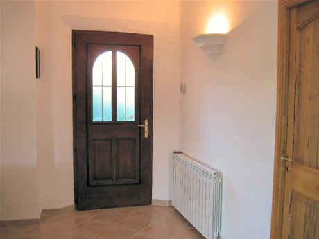 L'entr&eacute;e du g&icirc;te donne sur le s&eacute;jour