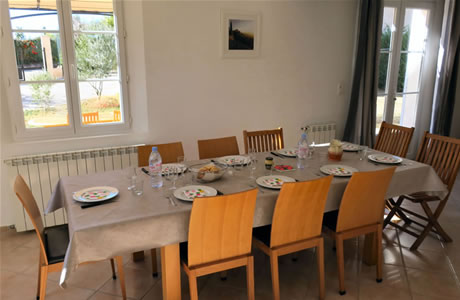 La table avec ses rallonges permet de poser jusqu'&agrave; 12 couverts.