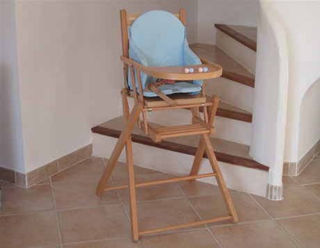 Une chaise haute est mise &agrave; disposition.