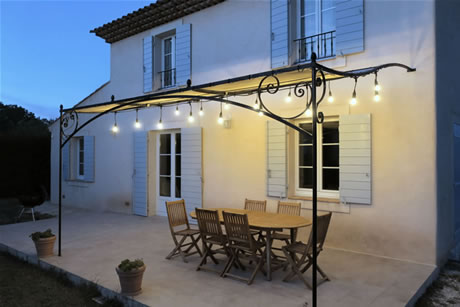 Table éclairée par une guirlande lumineuse pour les discussions familliales ou entre amis